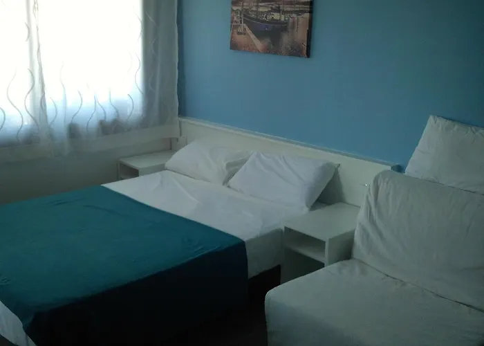 Konukevi Hostal Cubelles 3*