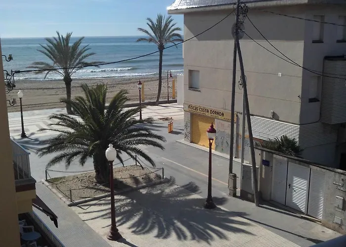 Hostal Cubelles Konukevi 3*